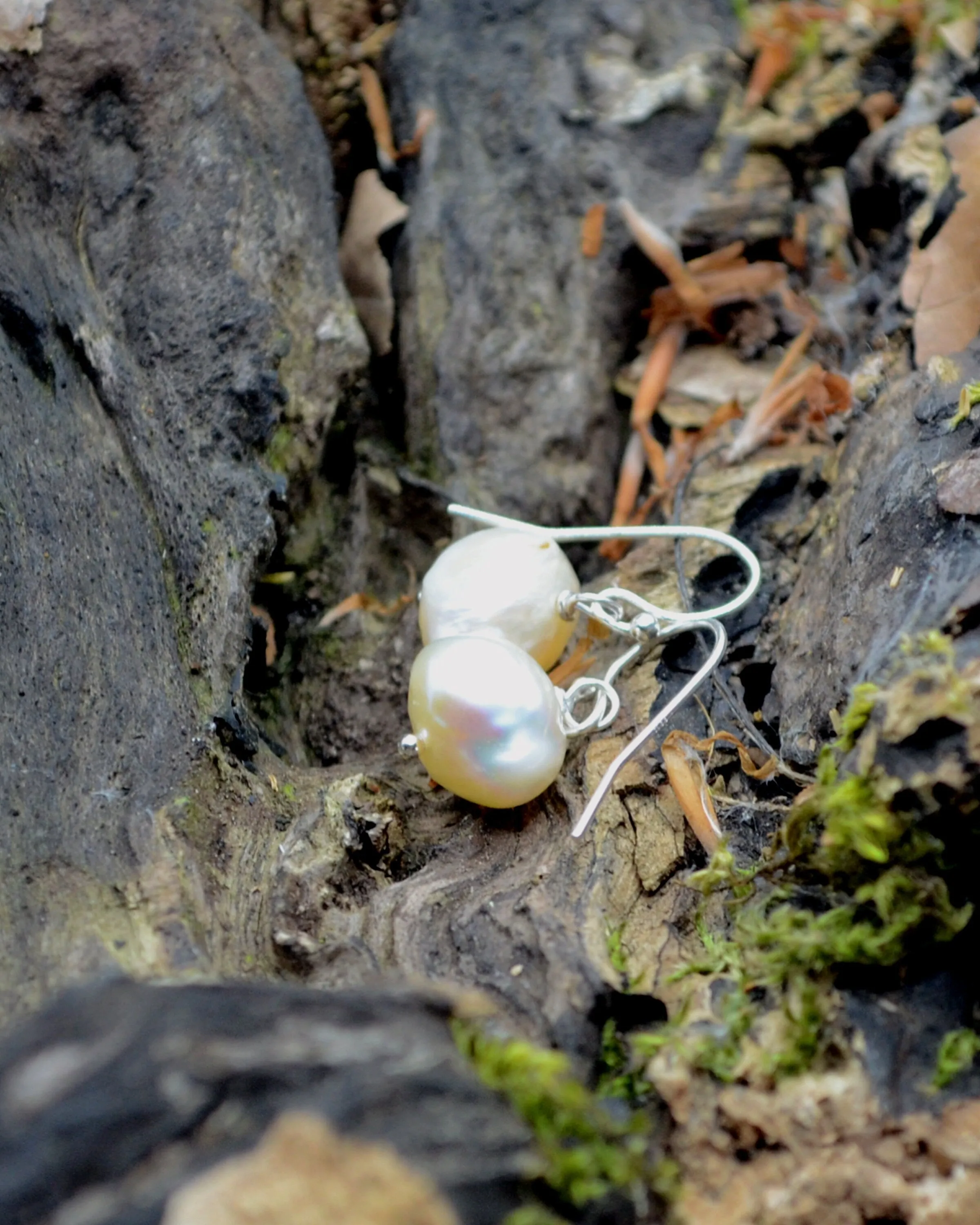 Dainty freshwater pearl earrings, Natural Pearl Wedding Earrings, Understated jewellery, gift for lover,