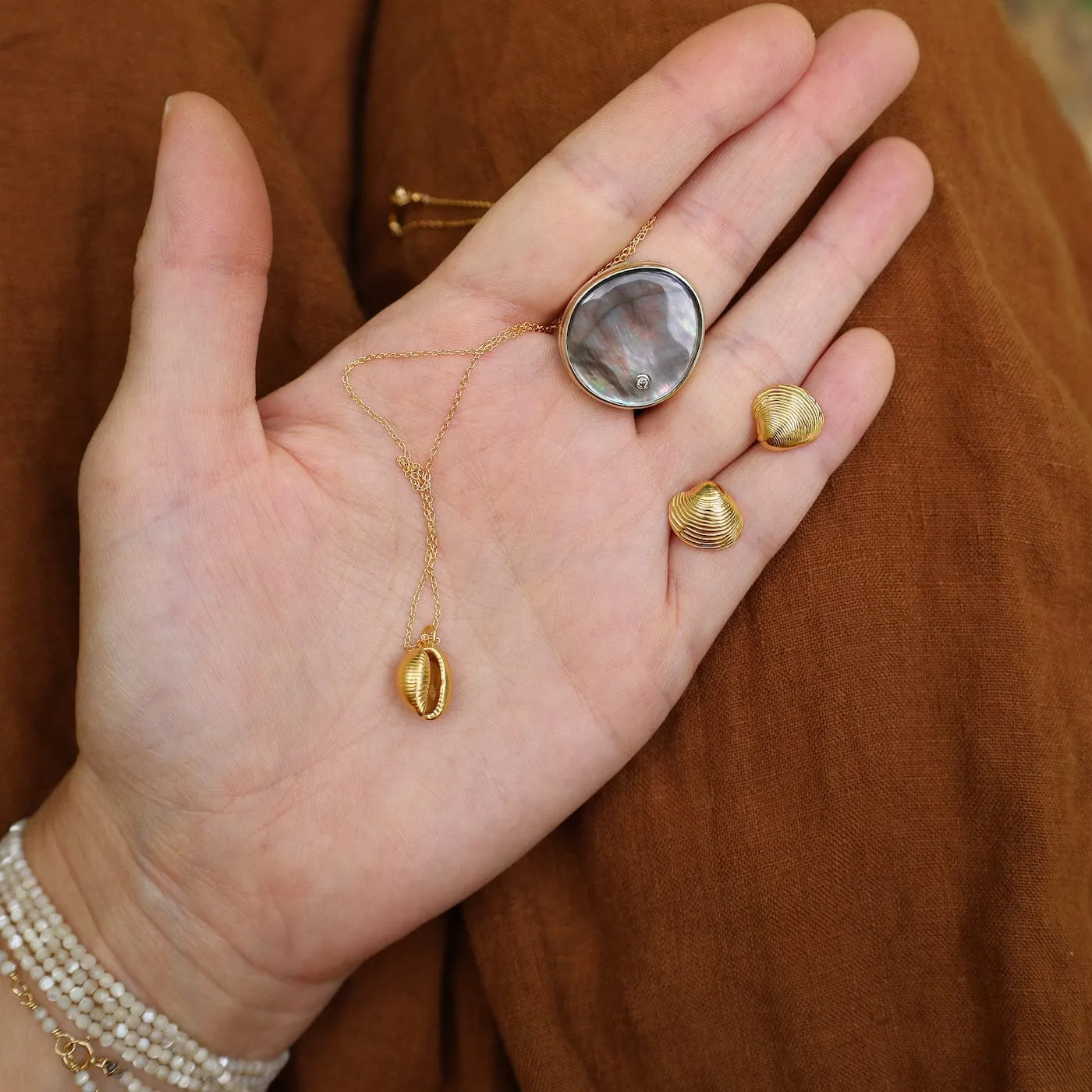 Kissing Shell Necklace In 18K Gold Vermeil