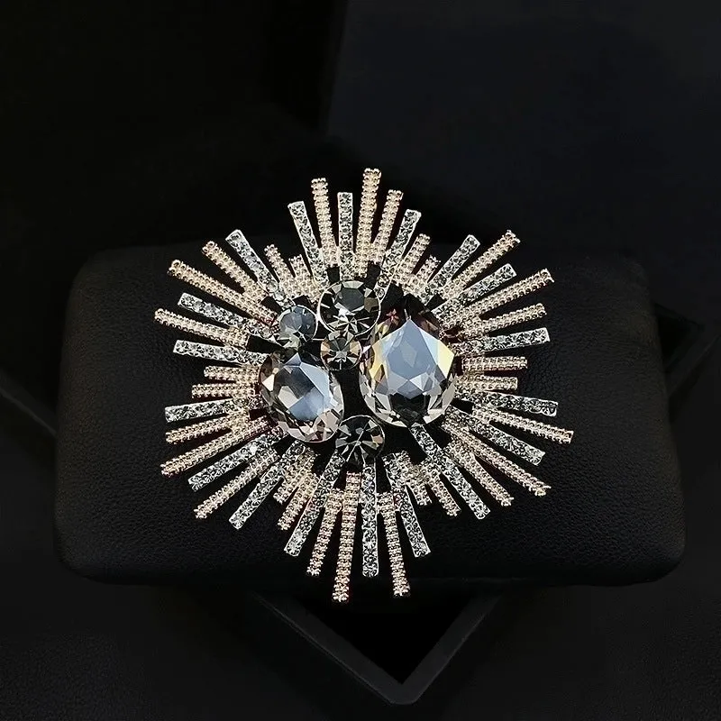 Luxurious Pin Flower Alloy Plating Artificial Diamond Women'S Brooches