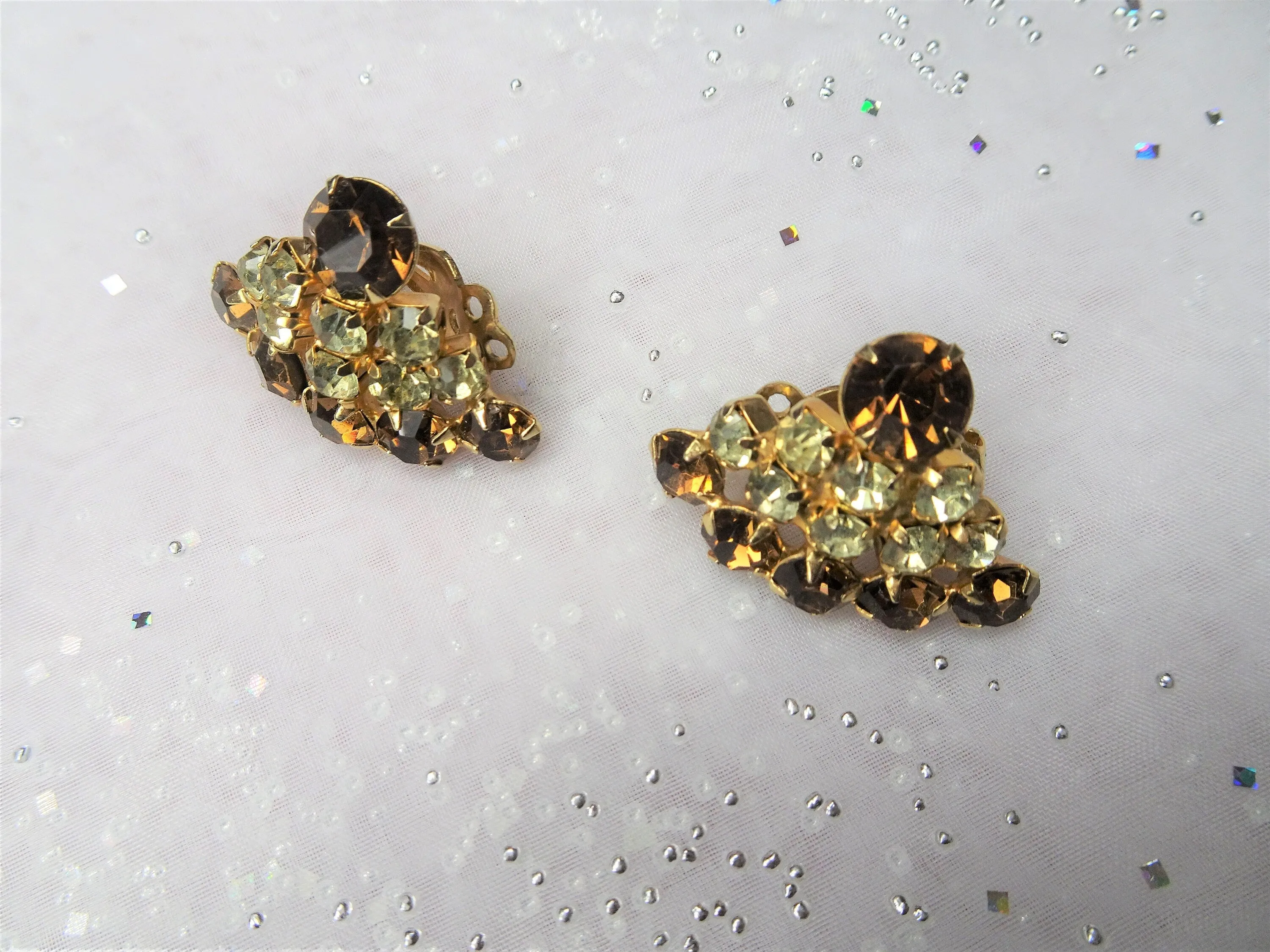 SPARKLING Signed Vintage 1950s Earrings,GLITTERING Topaz and Champagne,Rhinestone Clip Ons,Clip Earrings,Collectible Vintage Jewelry